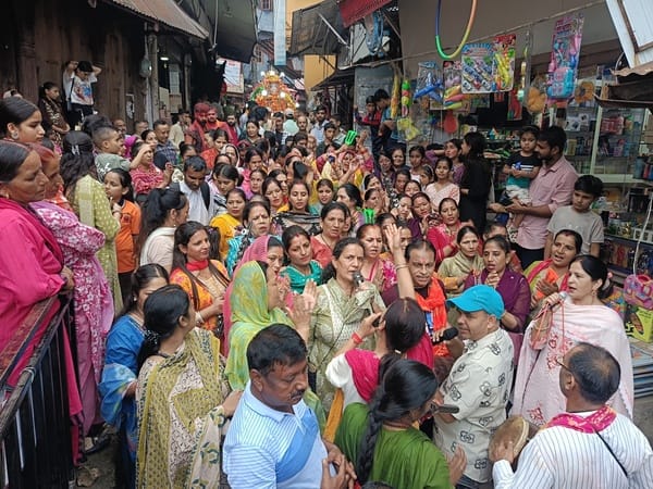 श्रीकृष्ण जन्माष्टमी पर्व पर श्रीकृष्ण की भव्य शोभायात्रा के दौरान कान्हा जी का गुणगान करते श्र