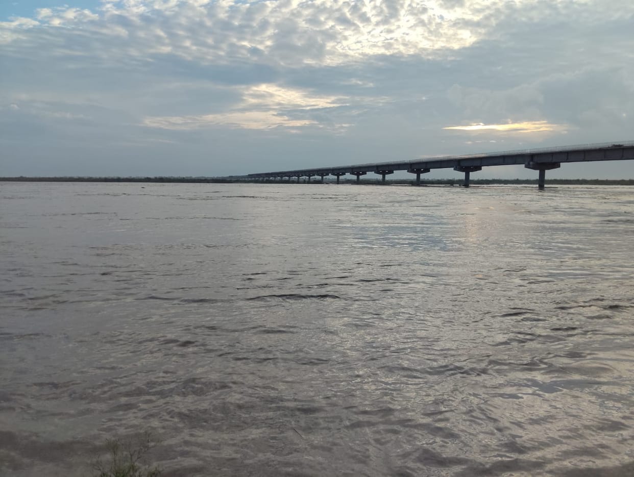 Water level of the Sharda rises; fear of floods heightens concern.