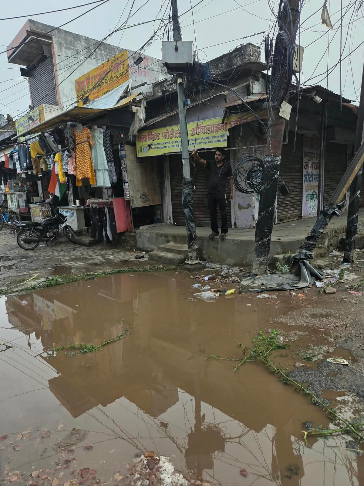 Electric current surges through water; passersby narrowly escape.