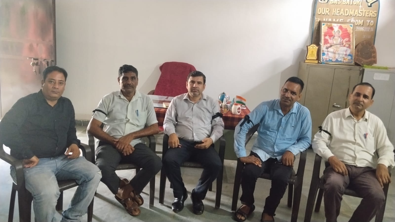 टीईटी की अनिवार्यता और नई पेंशन योजना के विरोध में काली पट्टी बांधकर शिक्षण कार्य करते शिक्षक।स