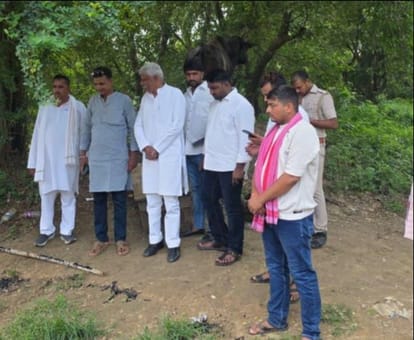 दूबेछपरा में बाढ़ प्रभावित क्षेत्रों का भ्रमण करते बैरिया विधायक जयप्रकाश अंचल।संवाद
