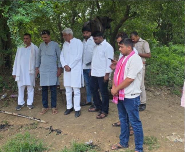 दूबेछपरा में बाढ़ प्रभावित क्षेत्रों का भ्रमण करते बैरिया विधायक जयप्रकाश अंचल।संवाद