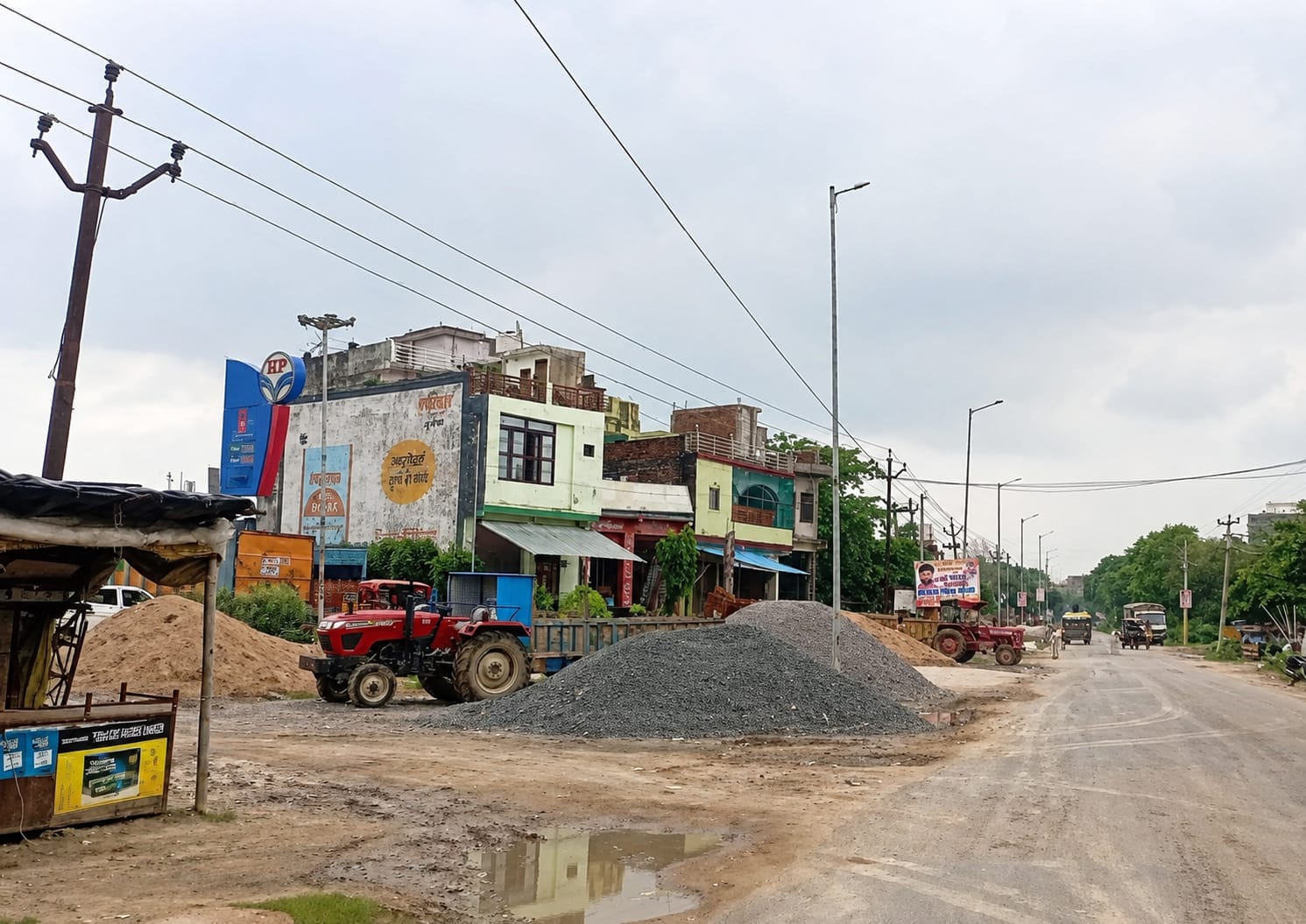 दिबियापुर फफूंद मार्ग पर दुकान पर बिक्री के लिए रखी मौरंग व गिट्टी। संवाद