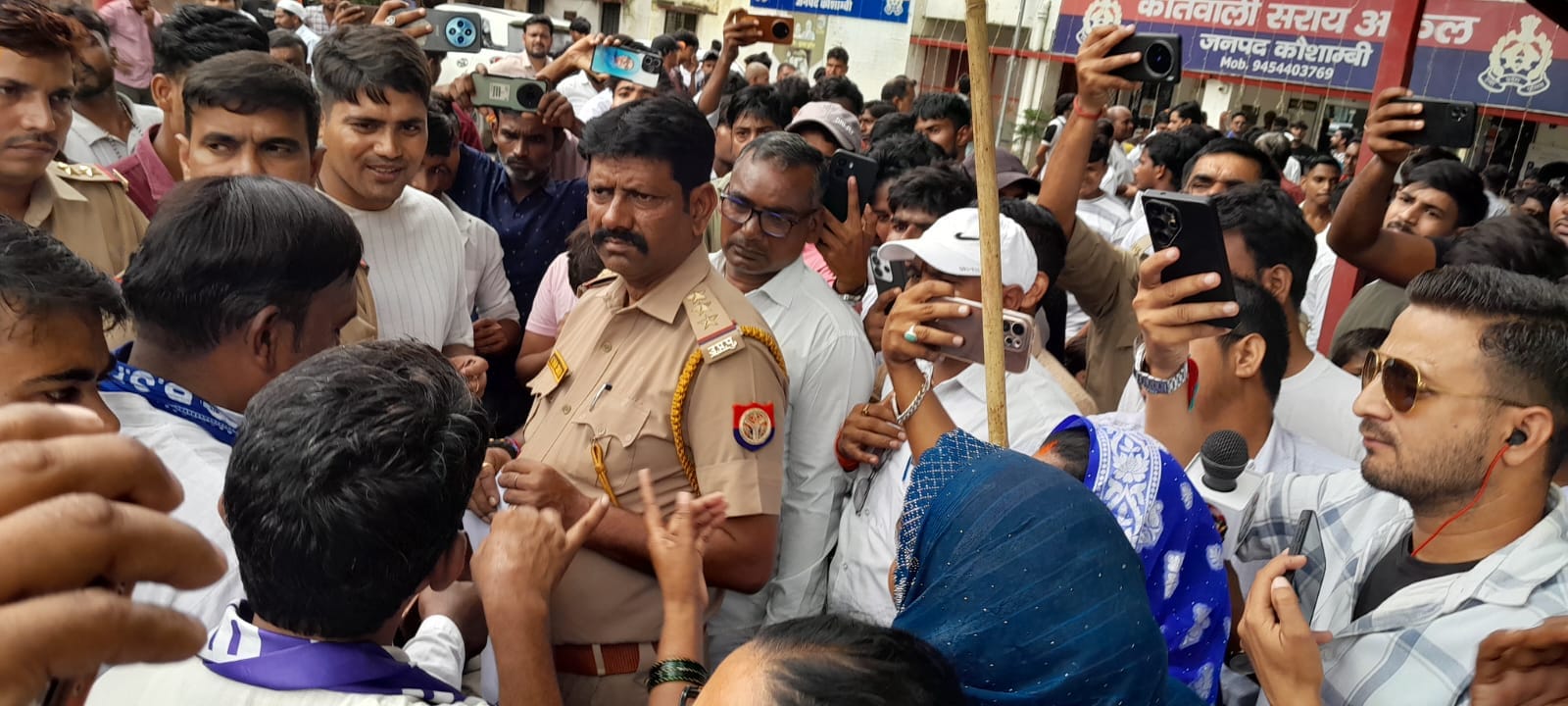 दलित समुदाय के खिलाफ टिप्पणी से नाराज लोग सरायअकिल थाना का घेराव करते हुए स्रोत संवाद
