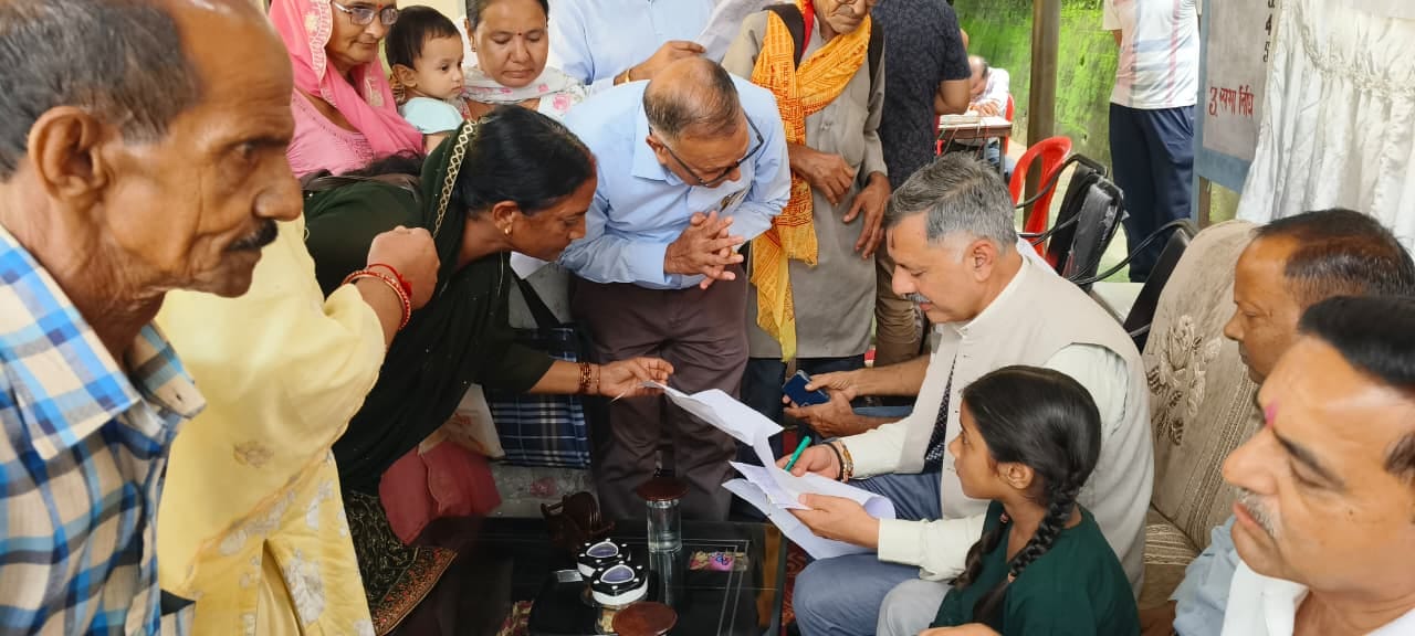 दधोल में आयोजित कार्यक्रम के दौरान जन समस्याएं सुनते मंत्री राजेश धर्माणी। स्रोत: डीपीआरओ