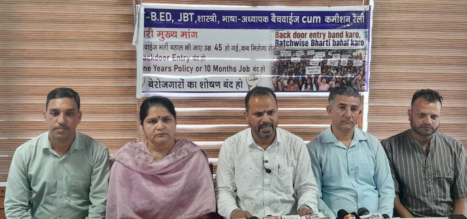 धर्मशाला में पत्रकार वार्ता करते हुए बीएड बेरोजगार संघ के पदाधिकारी। -अमर उजाला