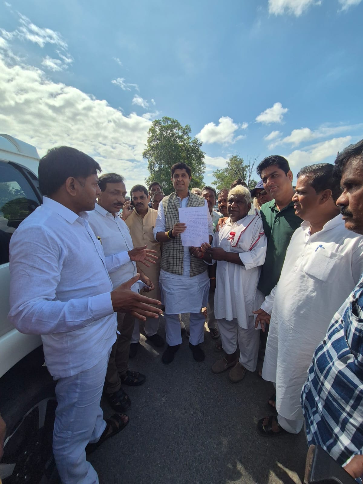 Farmers submitted a memorandum to the MP to save their submerged crops