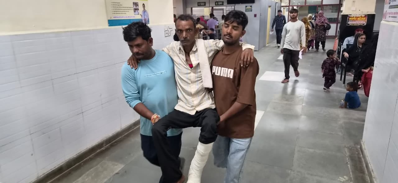 व्हीलचेयर सही न चलने पर गोदी में ले जाते परिजन । संवाद