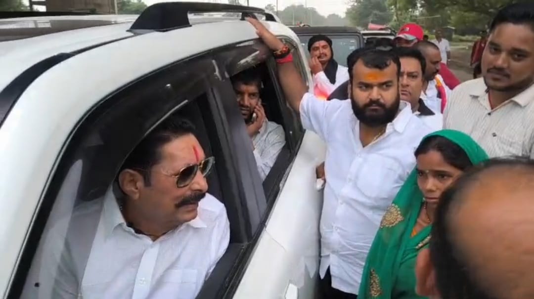 परिजनों से मिलते विधायक अनंत कुमार सिंह