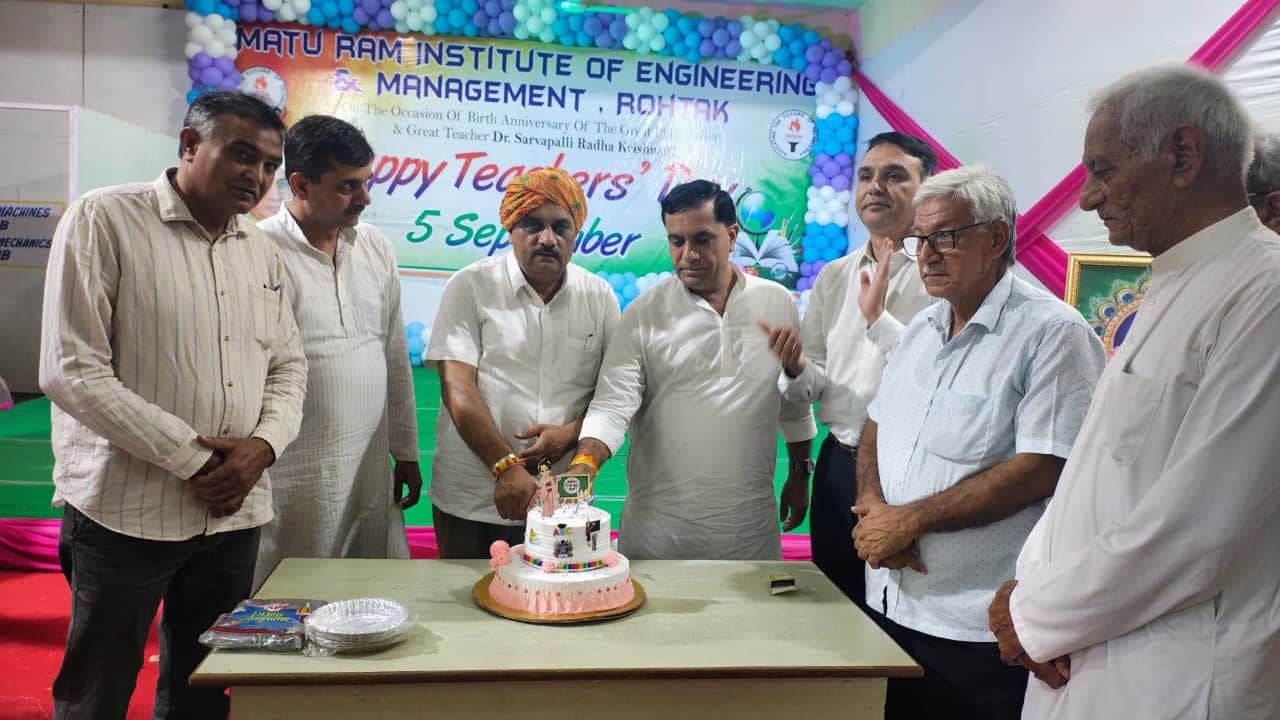 03-मातूराम इंस्टीट्यूट ऑफ इंजीनियरिंग एंड मैनेजमेंट में शिक्षक दिवस के अवसर पर केक काट रहे प्र