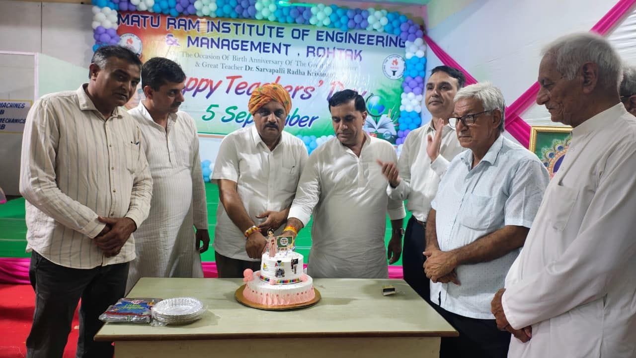 03-मातूराम इंस्टीट्यूट ऑफ इंजीनियरिंग एंड मैनेजमेंट में शिक्षक दिवस के अवसर पर केक काट रहे प्र