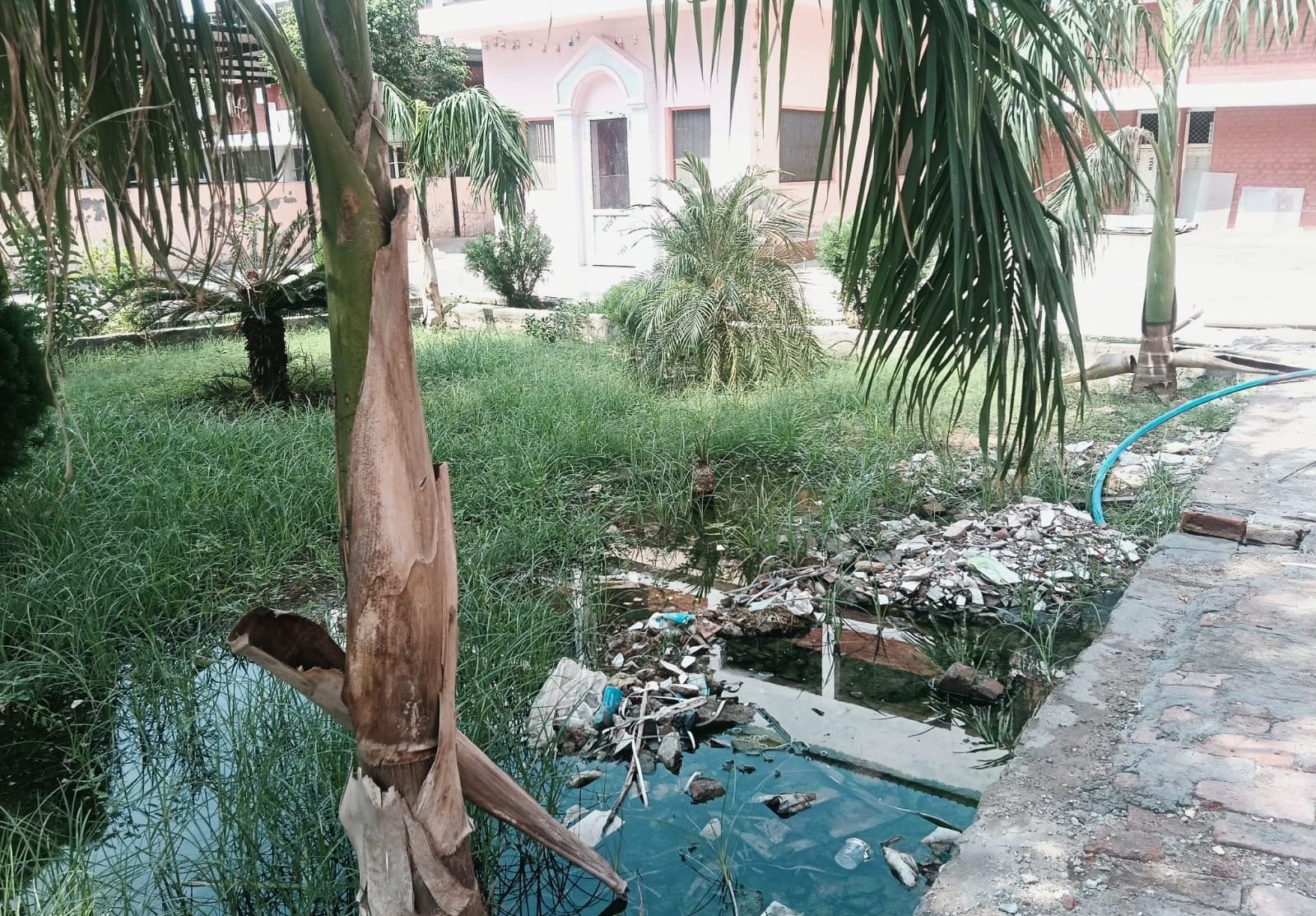 05जेएनडी02: नागरिक अस्पताल के मंदिर परिसर में जाम हुआ सीवर। स्रोत: संगठन