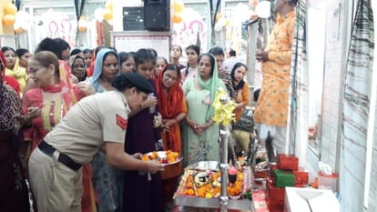 05jjrp10- श्री कांशी गिरि मंदिर में जन्माष्टमी पर पूजा करती महिला पुलिस कर्मचारी व अन्य श्रद्धा