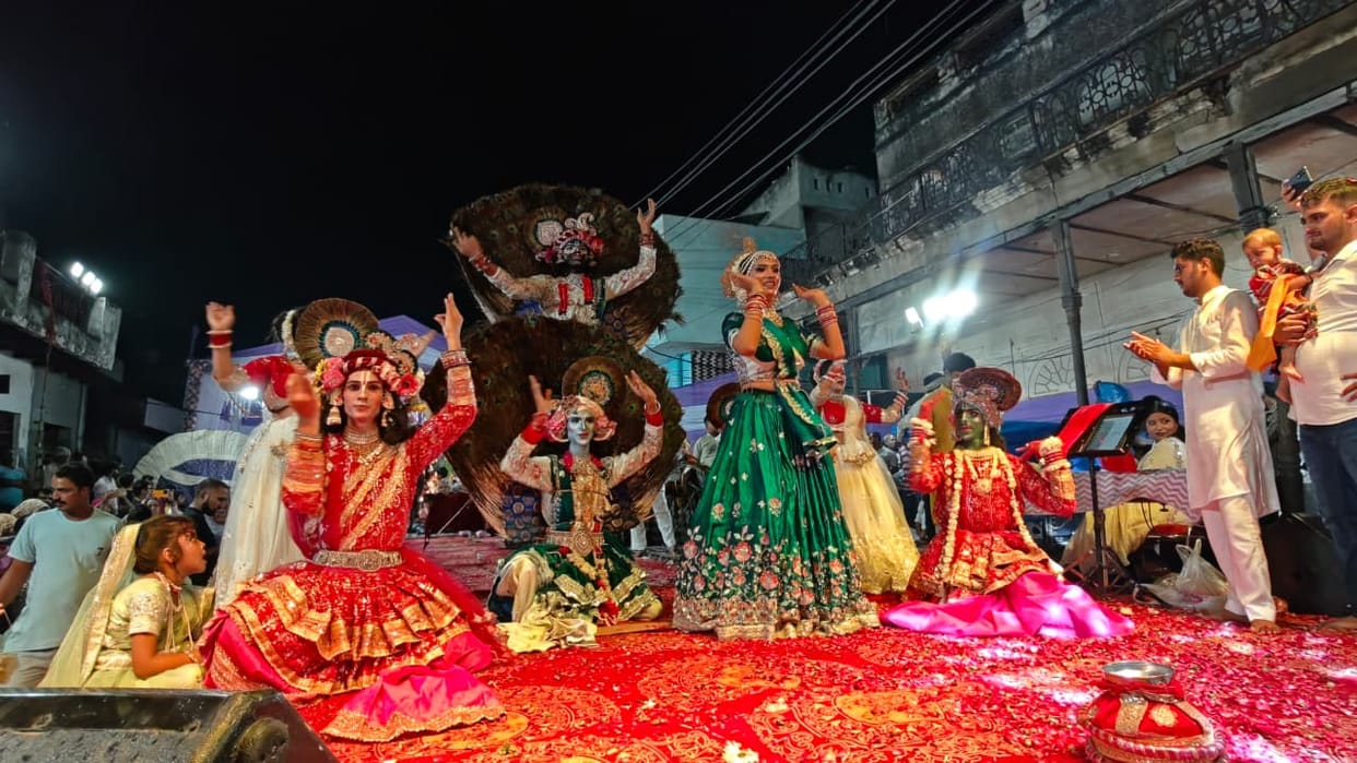 Devotees danced to the bhajans of Lord Krishna