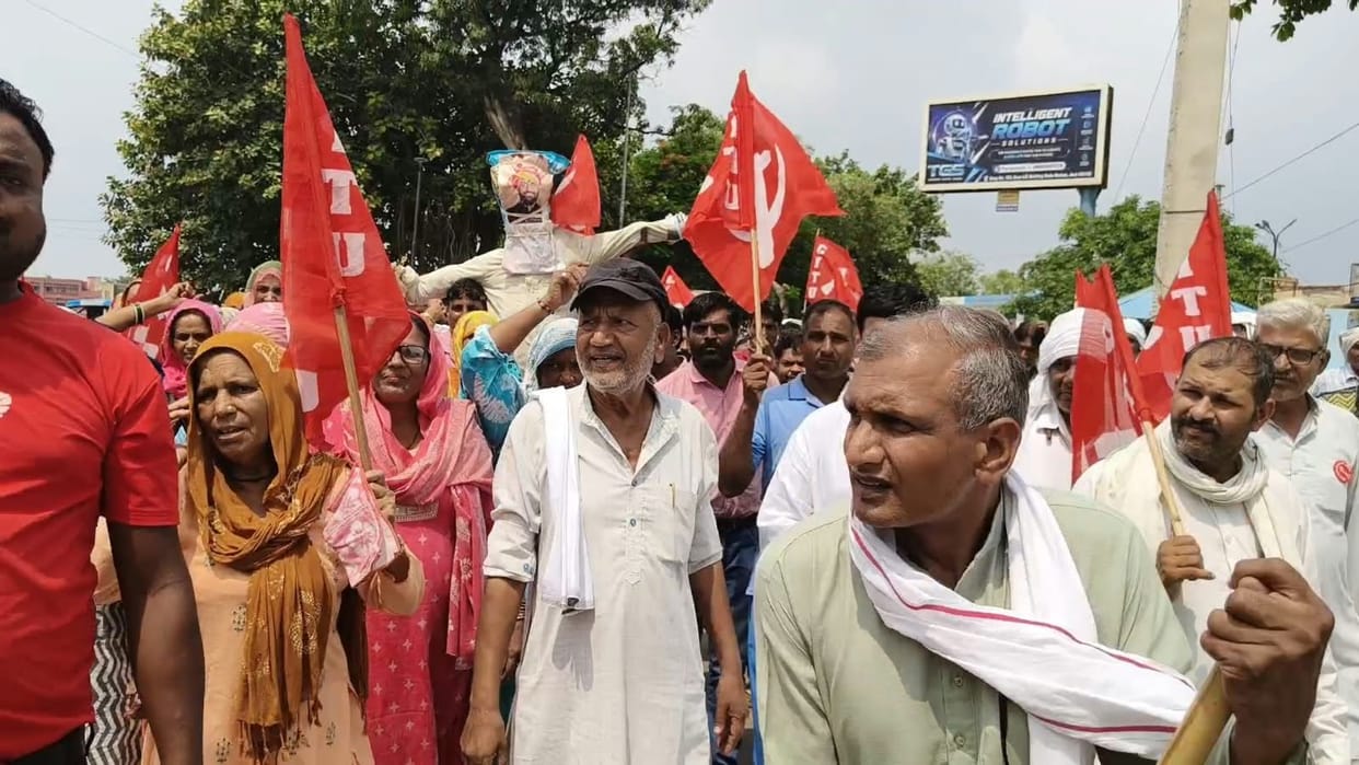 CITU burns effigy of government in support of sanitation workers