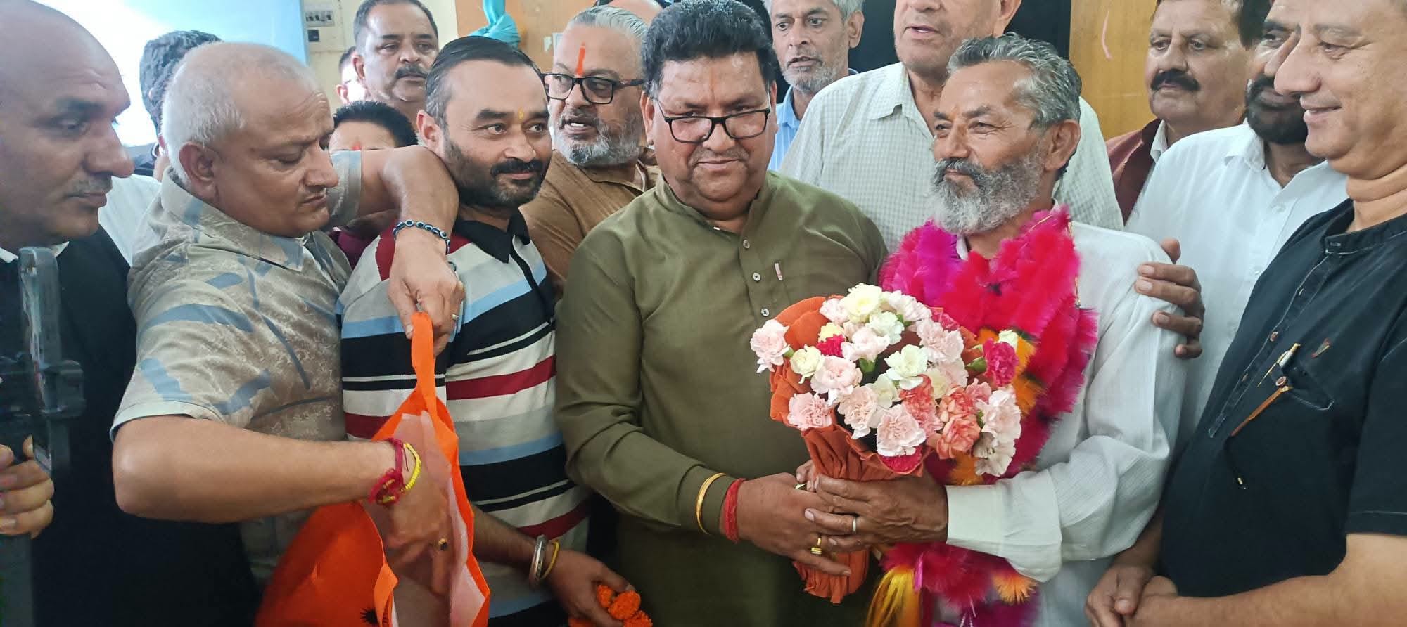 1 पंचायत समिति के नवनिर्वाचित अध्यक्ष रमेश शर्मा को गले लगाते पूर्व विधायक बलदेवशर्मा। 2. नव न