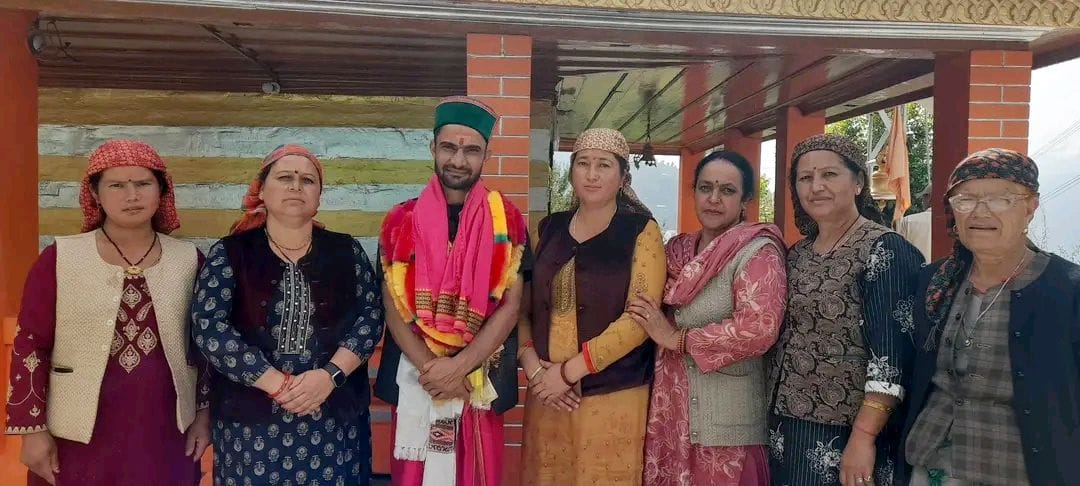 10 दिवसीय पैदल यात्रा के बाद शिव मंदिर बटाली पहुंचने पर आचार्य कुशाल पाल भारद्वाज का स्वागत करत