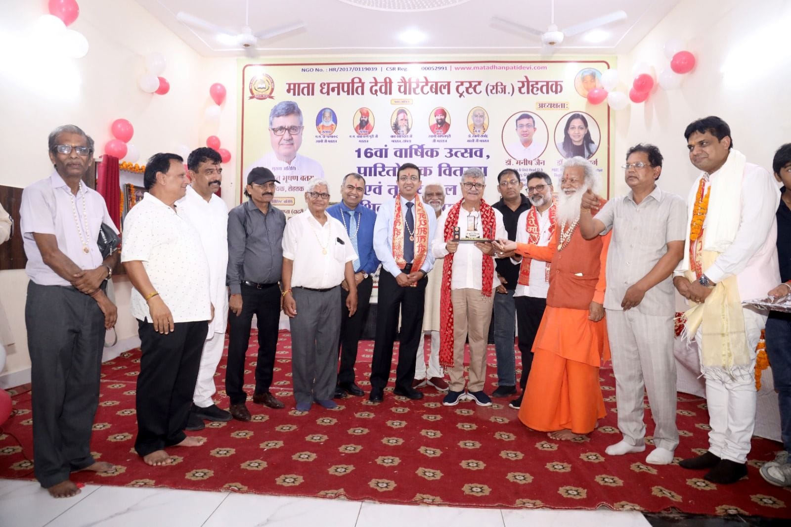 72-माता धनपति ट्रस्ट में मुख्य अतिथि विधायक भारत भूषण बतरा का स्वागत करते पदाधिकारी। स्रोत ट्