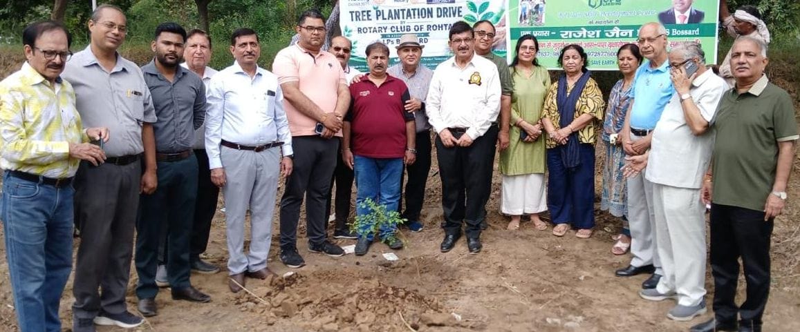 74-पौधरोपण करते रोटरी क्लब ऑफ रोहतक के पदाधिकारी। स्रोत क्लब