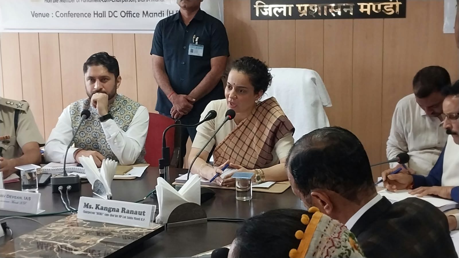 अधिकारियों की ओर से कार्य में देरी होने पर खरी खोटी सुनाते हुए सांसद कंगना रणौत। संवाद