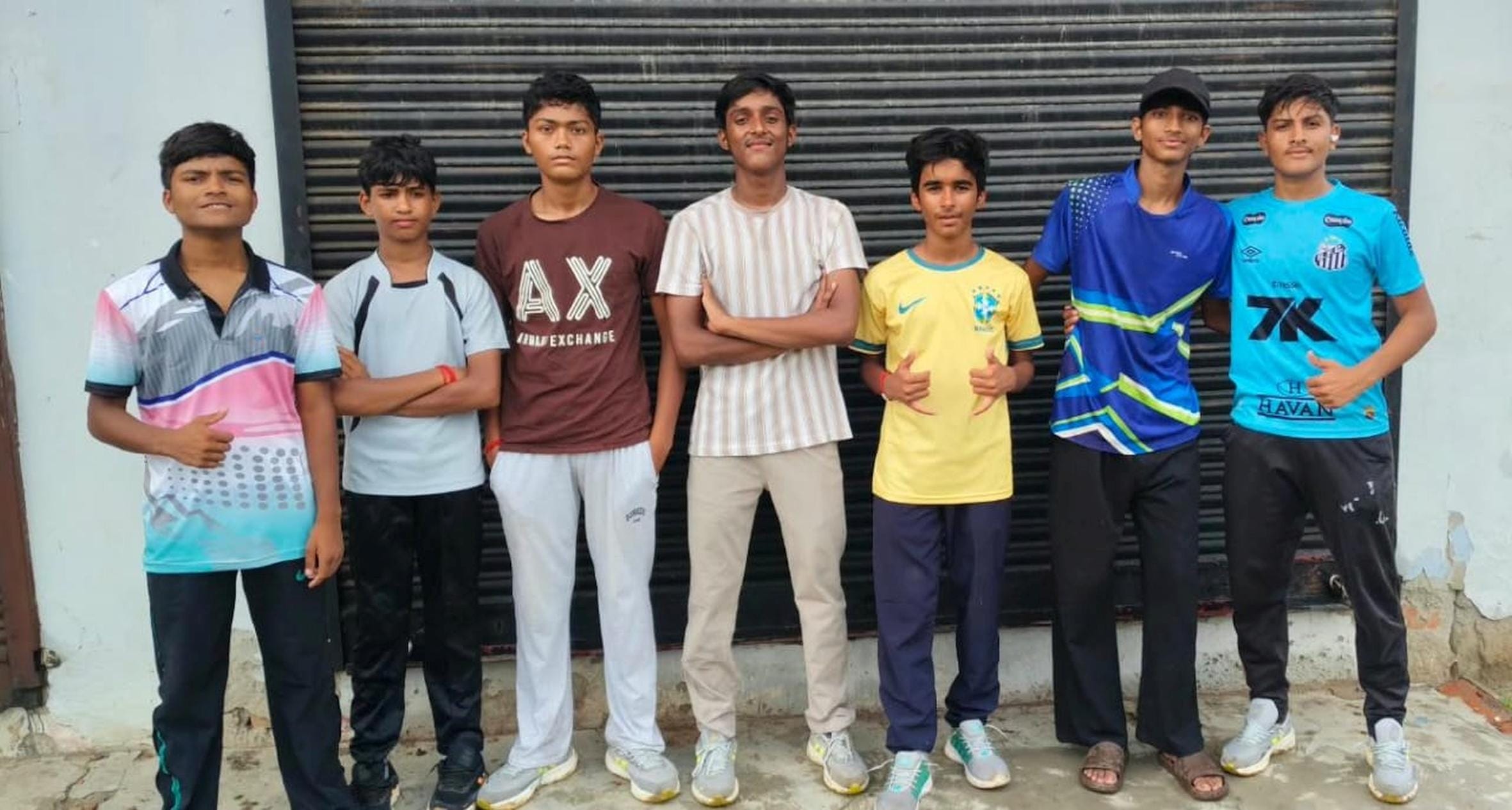 आगरा में होने वाली सब जूनियर बालक राज्य फुटबॉल प्रतियोगिता के लिए चयनित बहराइच के खिलाड़ी।