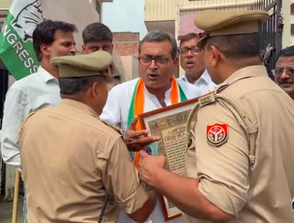 आवास पर पुलिस और कांग्रेस जिलाध्यक्ष में होती नोंक-झोक। स्रोत संवाद