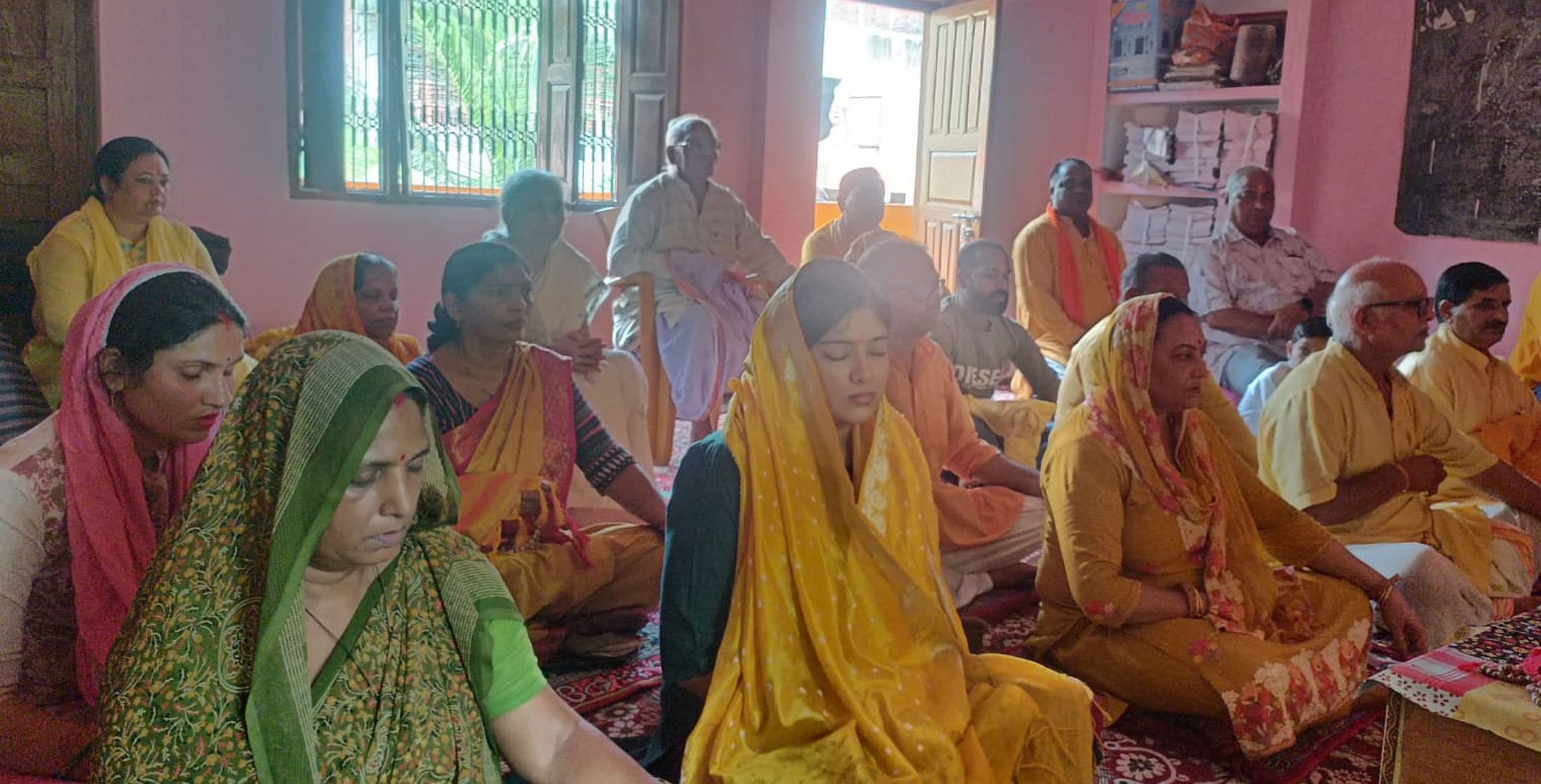 अमेठी स्थित गायत्री शक्तिपीठ में साधना करते साधक। स्रोत: गायत्री परिवार