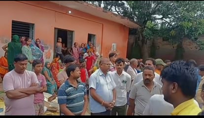 अर्पित की मौत की सुनकर दरवाजे पर लगी भीड़।