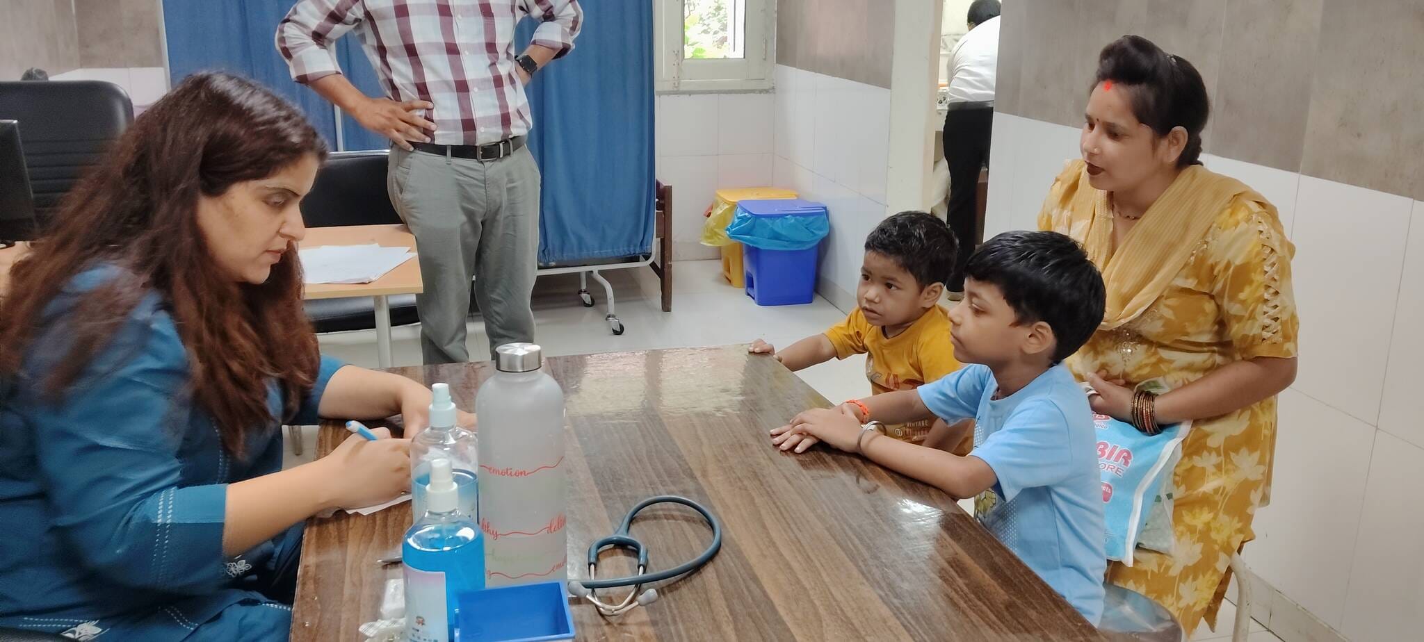 अस्पताल की ओपीडी में बच्चों का चेकअप कराने पहुंची महिला। संवाद