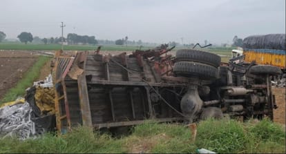 बिडौली क्षेत्र में हाईवे किनारे पलटा ट्रक। संवाद