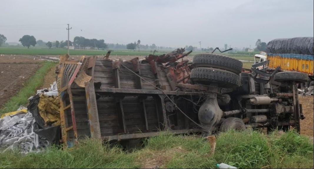 बिडौली क्षेत्र में हाईवे किनारे पलटा ट्रक। संवाद