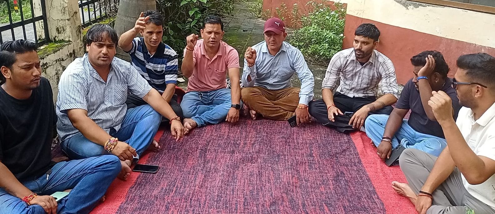 बागेश्वर के सीईओ कार्यालय पर धरने पर बैठे संघर्ष वाहिनी के कार्यकर्ता। संवाद