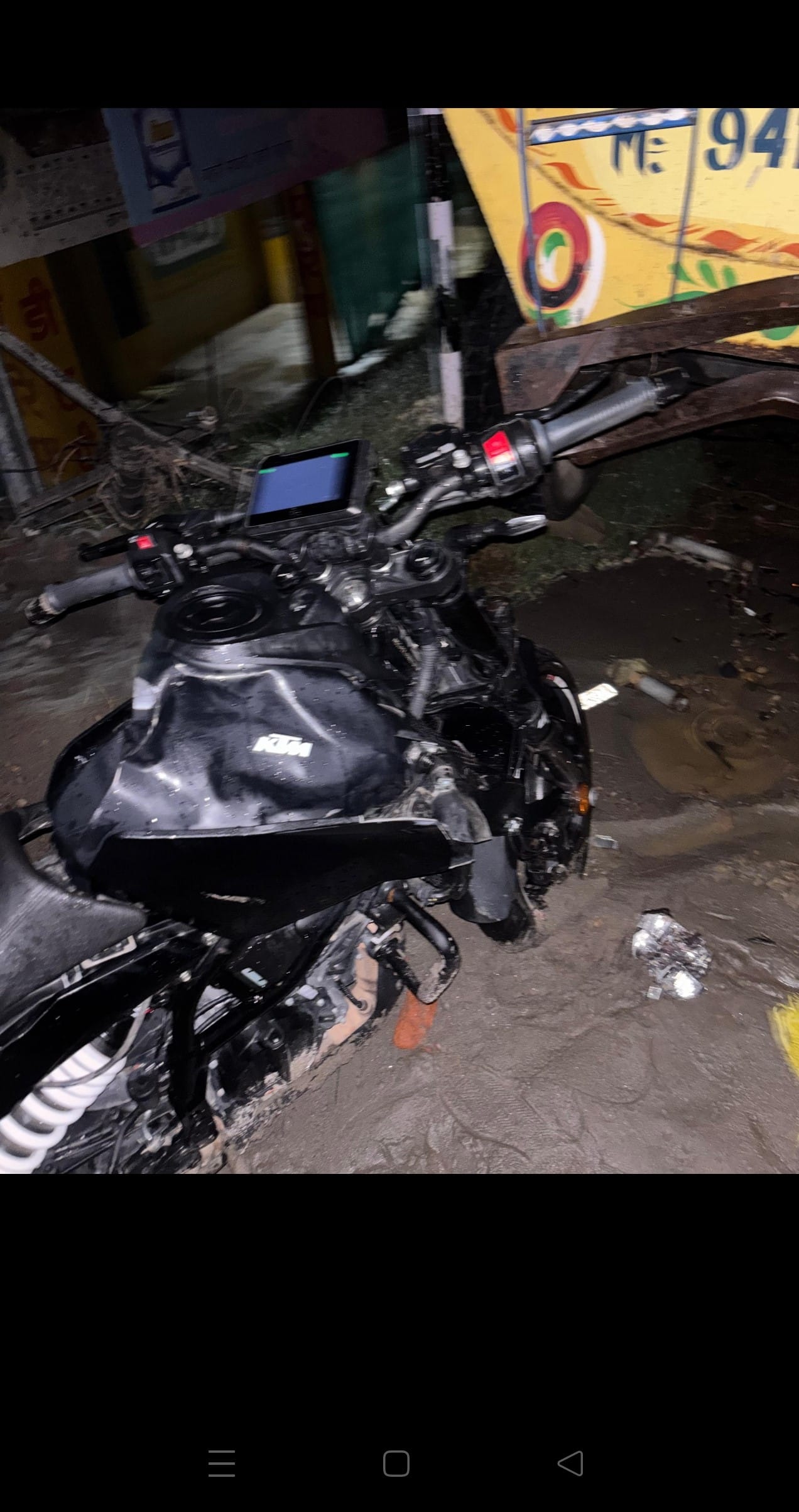 भूंपल में टैंकर से टकराने के बाद क्षतिग्रस्त बाइक। स्रोत जागरूक पाठक