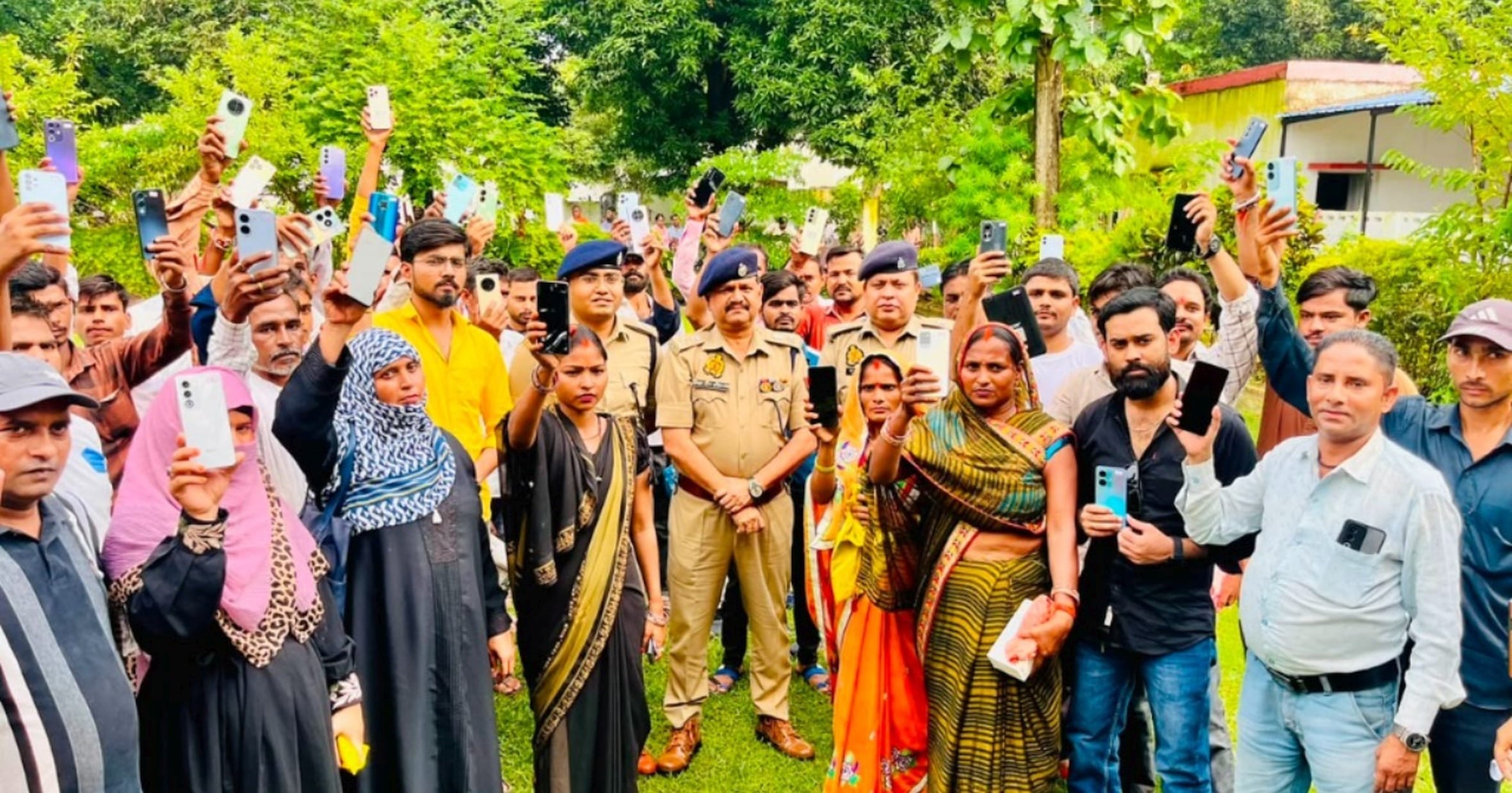 बहराइच के पुलिस लाइन में लोगों को वापस कराये गए उनके खोये हुए मोबाइल के बाद खिले चेहरे व मौज