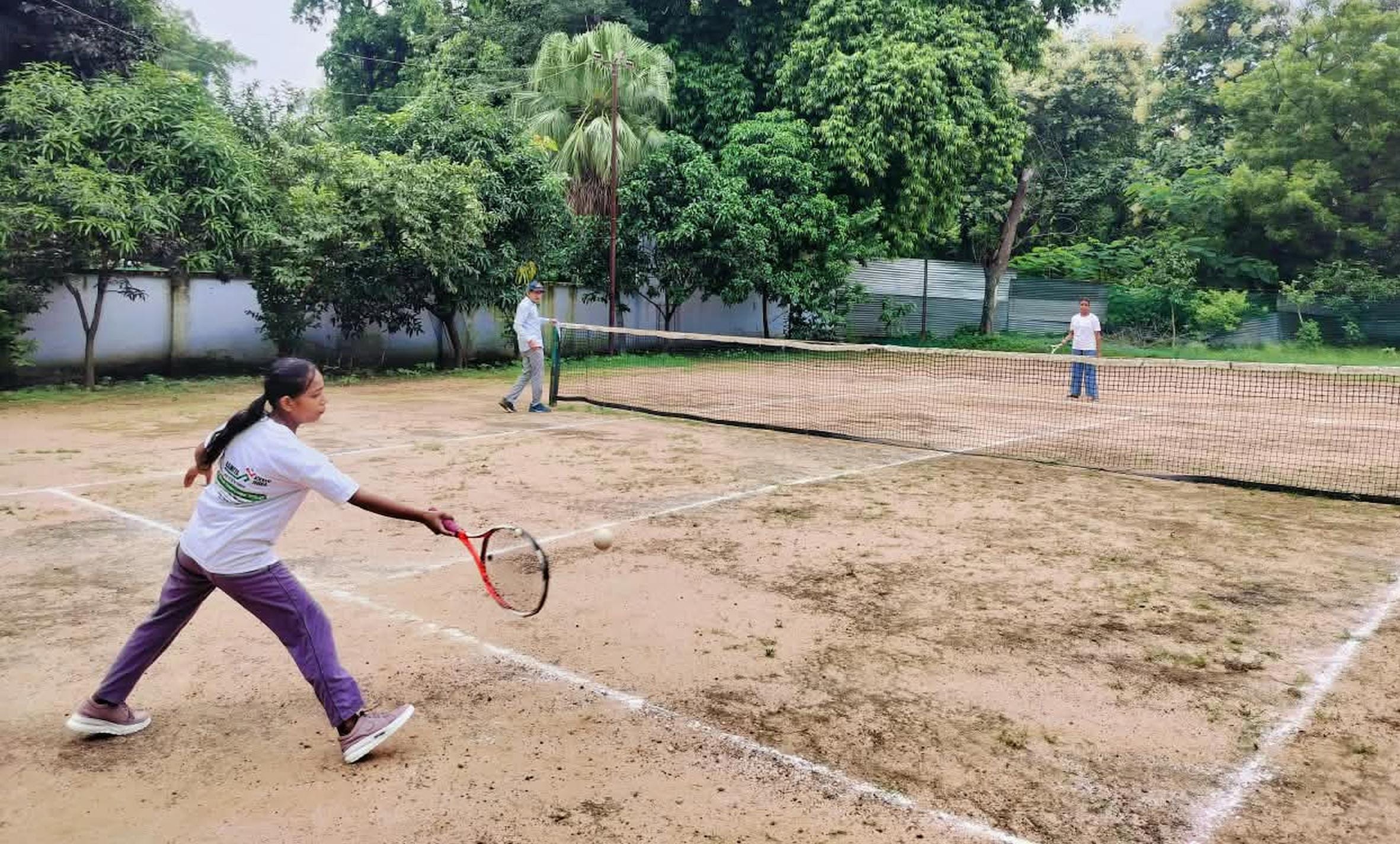 बहराइच के स्टेशन क्लब में रविवार को अस्मिता खेलो इंडिया सॉफ्ट टेनिस लीग में प्रतिभाग करतीं खिल