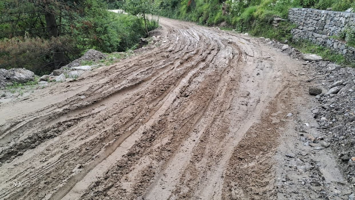 Commuting on the Bhadrash-Brandli road takes place under the shadow of danger