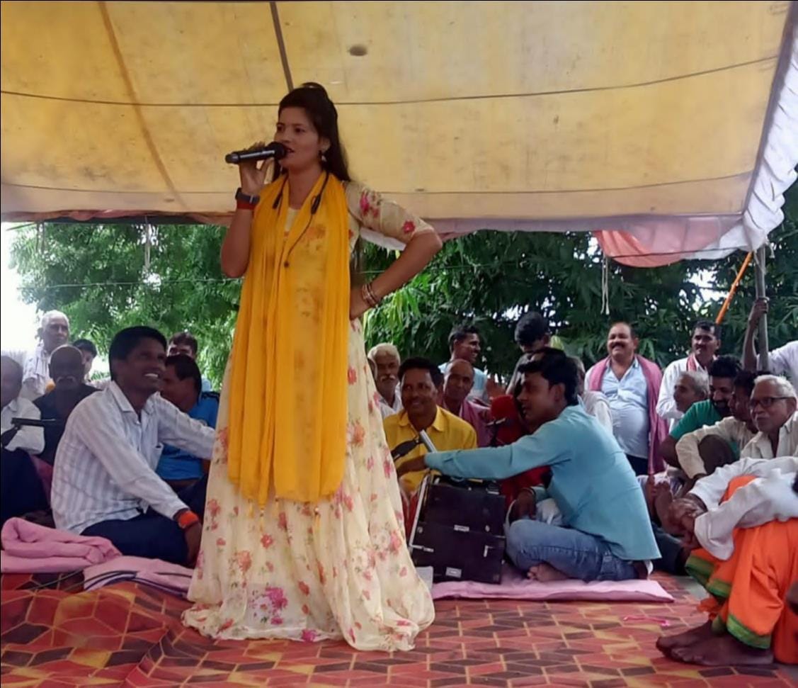 बेलवा पतलनाथ मंदिर पर कजरी प्रतियोगिता में अपनी प्रस्तुति देते गायक कलाकारम आयोजक