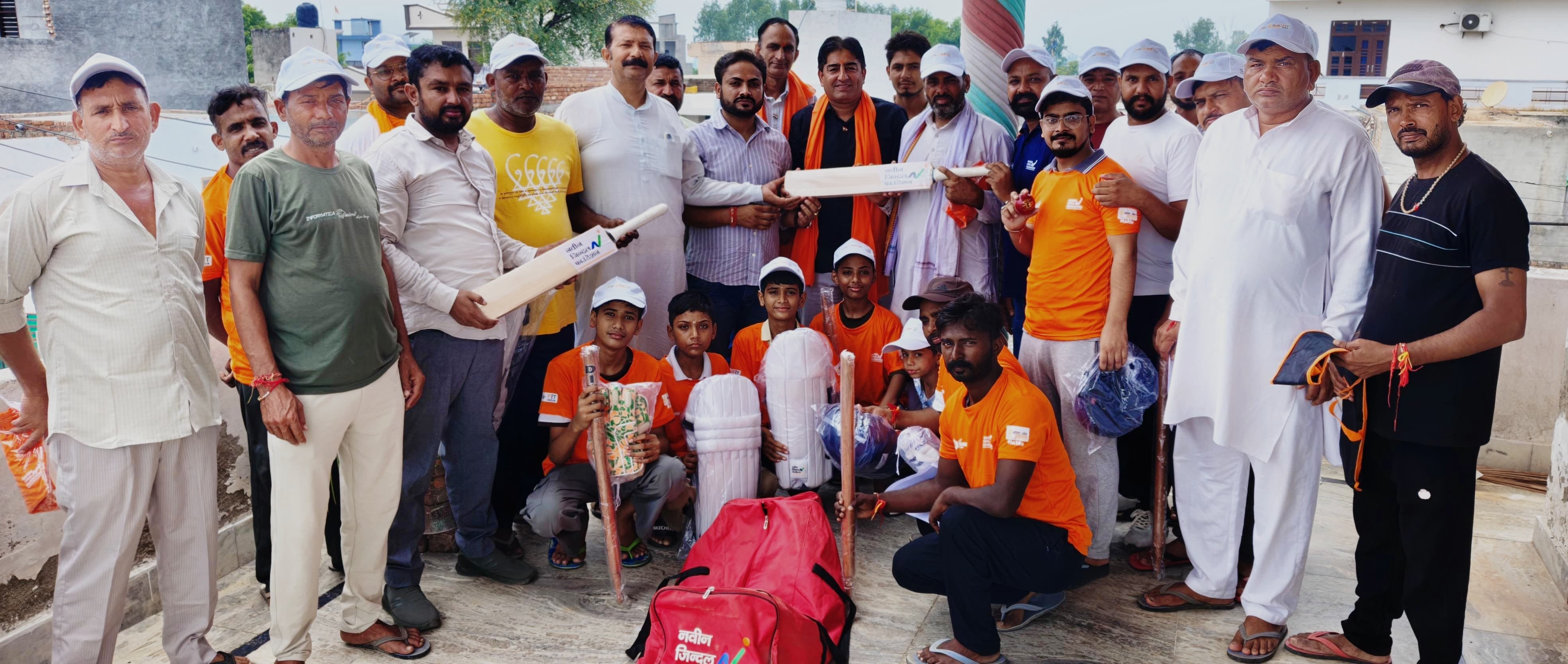 बीर बांगड़ा में युवा खिलाड़ियों को क्रिकेट किट वितरित करते नवीन जिन्दल फाउंडेशन के प्रतिनिधि एव