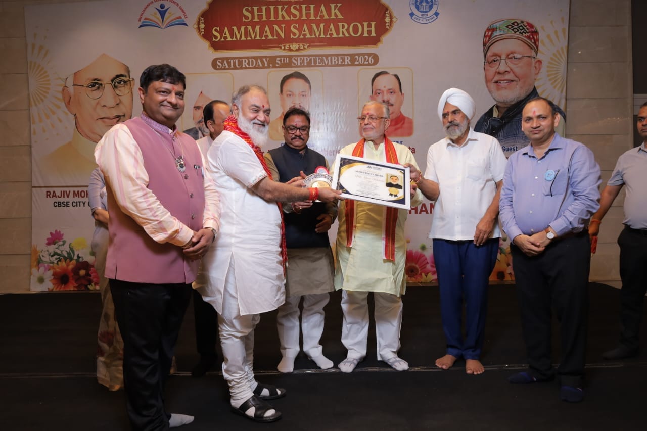 बरेली मोड़ स्थित एक होटल में शिक्षाविद गुरु मेहरोत्रा को सम्मानित करते वित्त मंत्री व अन्य अति