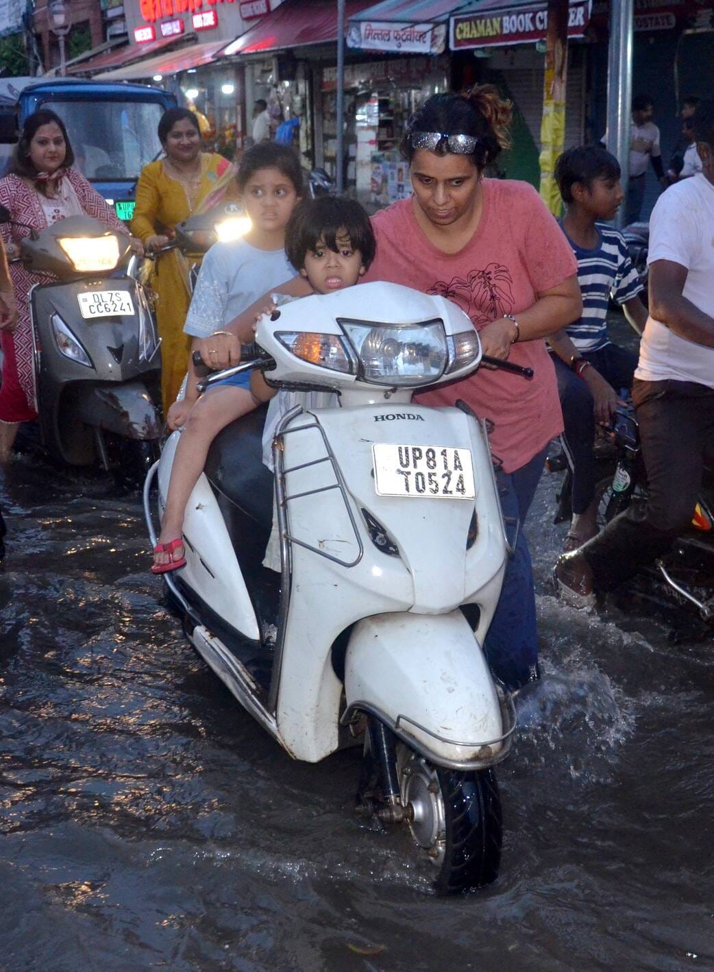 बारिश से जलमग्न हुईं सड़कें। संवाद