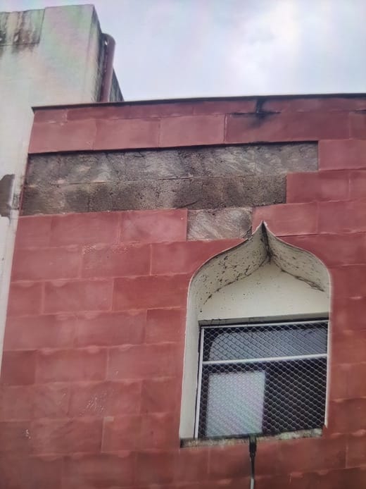 Stones fell again from the wall of the Atal Sankul building in Bateshwar.
