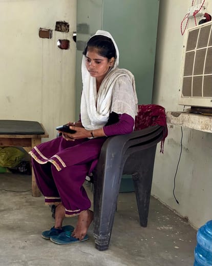 बटेश्वर नारंगी घाट पुलिस चौकी पर बैठी यमुना मे कूदने आई  रियाना नारंगी घाट के पास यमुना कूदने 