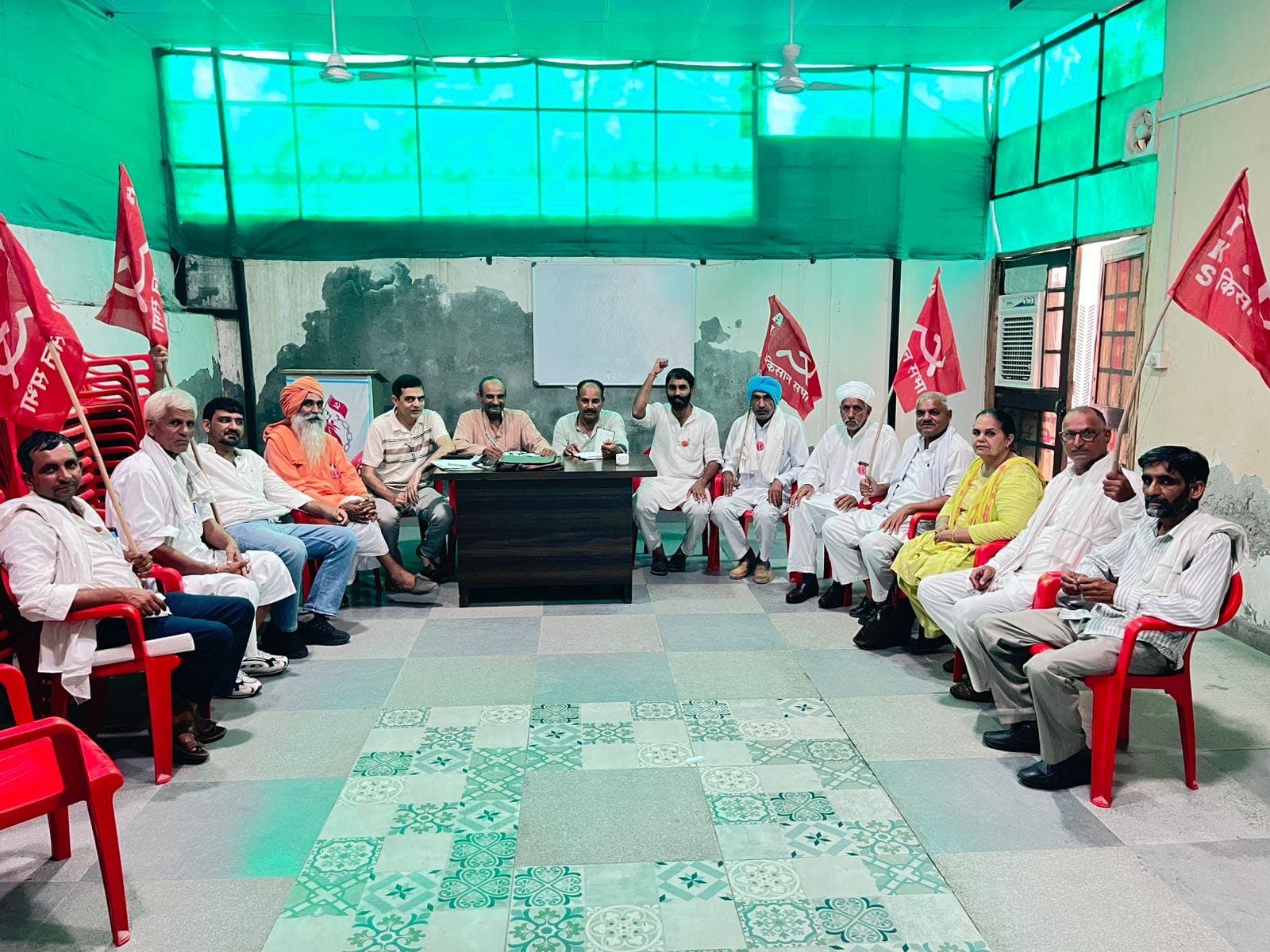 बैठक करते अखिल भारतीय किसान सभा के सदस्य। 