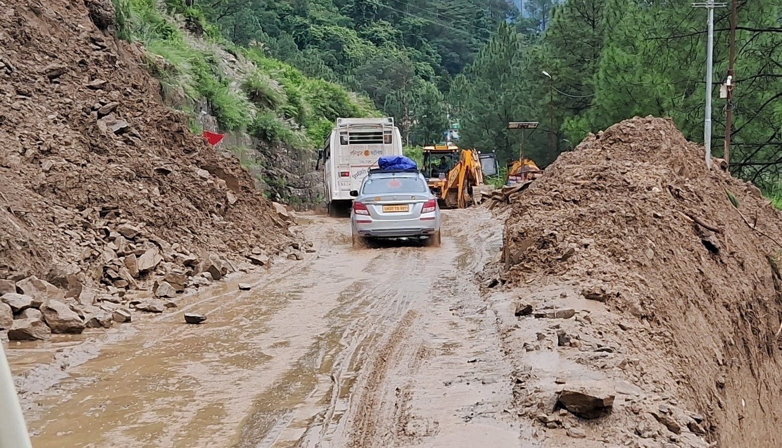 बदरीनाथ हाईवे पर पर्थाडीप में पहाड़ी से हो रहे भूस्खलन से वाहनों की आवाजाही हुई खतरनाक। संवाद 
