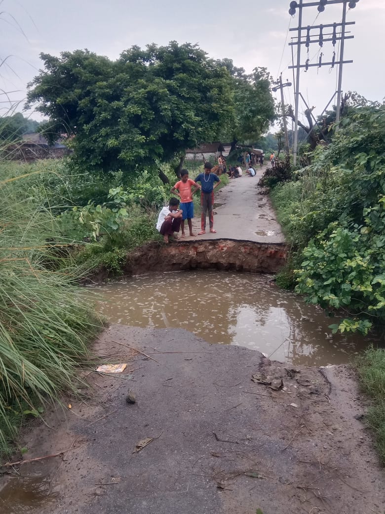 15-foot stretch of road washed away by floods; traffic on the Ojhvaliya-Repura route brought to a halt.