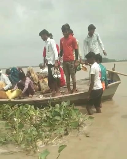 बाढ़ से घिरे सकतपुर गांव के ग्रामीण गंतव्य जाने के लिए नाव का ले रहे सहारा। संवाद