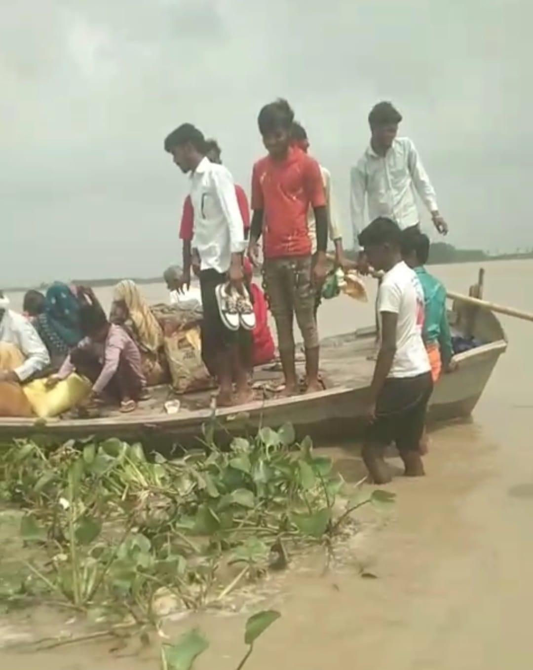 Villagers are covering the 3.5 km stretch of the Ramganga by boat in one and a half hours.