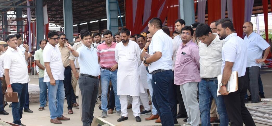 बवानीखेड़ा में मुख्यमंत्री की रैली स्थल पर अंतिम तैयारियों का जायजा लेते उपायुक्त व अन्य अधिका