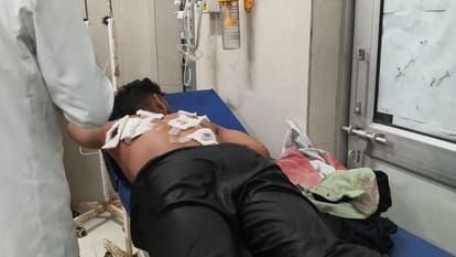 चाकू से वार से घायल युवक।
