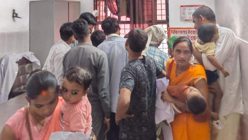 चकिया जिला संयुक्त चिकित्सालय के ओपीडी में इलाज के लिए जुटी मरीजों की भीड़। संवाद